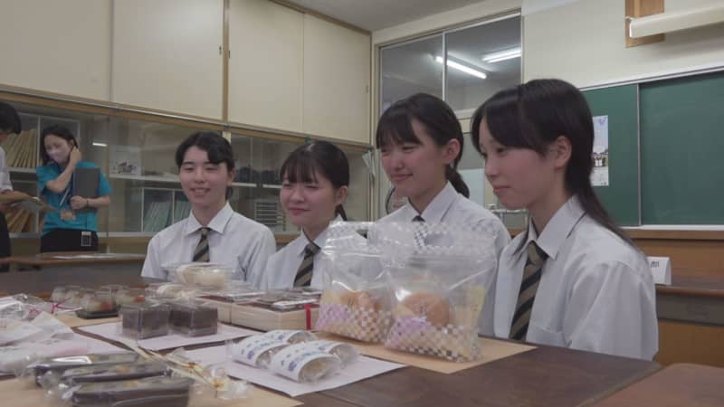 “Let’s give Japanese sweets on Respect for the Aged Day!” High school Japanese sweets club campaigns with local Japanese sweets shops
