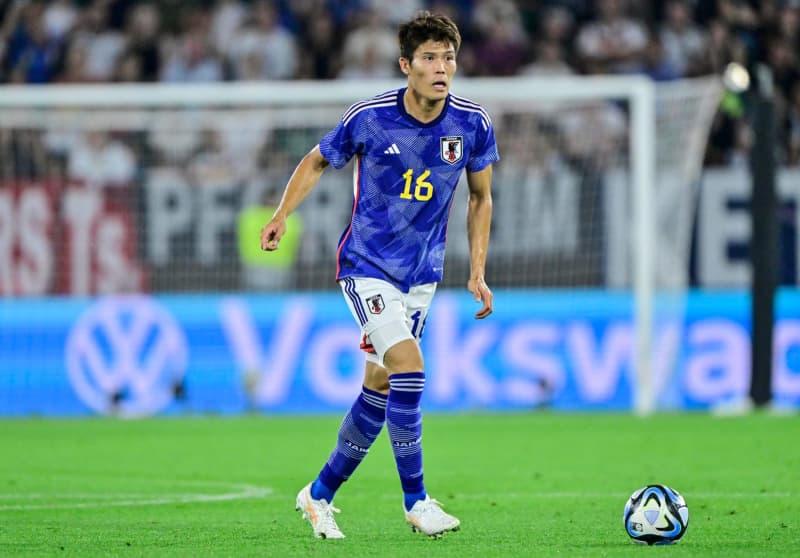 ``Do you speak fluently?'' In a video of Takehiro Tomiyasu answering questions in English, ``Your English is clearer than Kane or Rooney...''