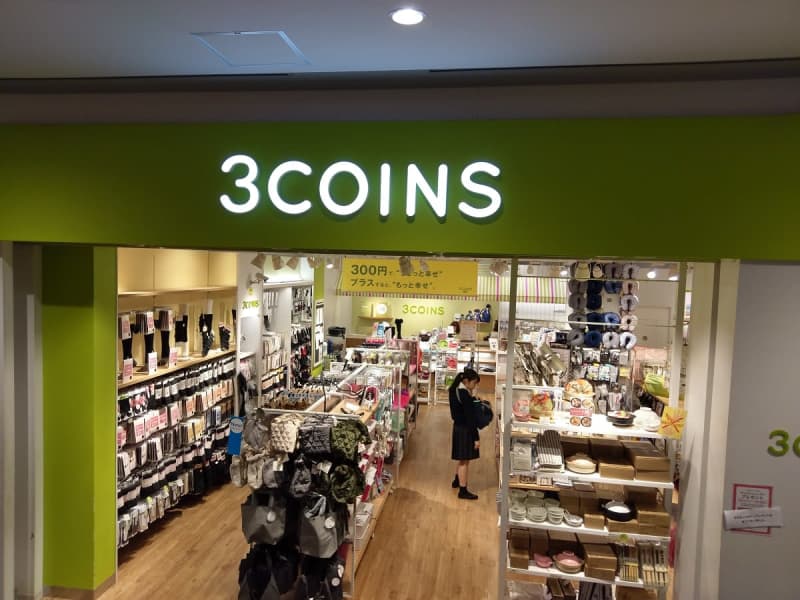 【3COINS】SNSで話題の「吸水アームバンド」が驚きの神グッズだった！洗顔時の袖濡れを防止…