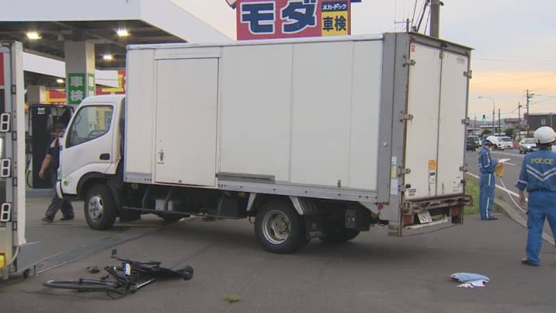 A man in his 36s has blood on his face but is able to talk after a right-turning truck collides with a bicycle going straight on National Route 30. Hokkaido...