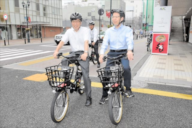 Governor Uchibori visits Fukushima city center to appeal to Fukushima residents about the importance of wearing bicycle helmets