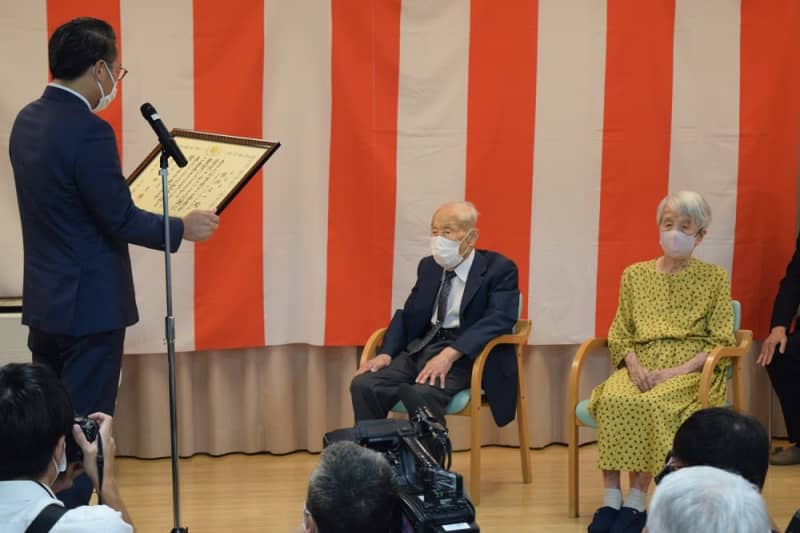 Governor of Nagasaki Prefecture visits Isahaya care house before Respect for the Aged Day to celebrate two people living 100 years old
