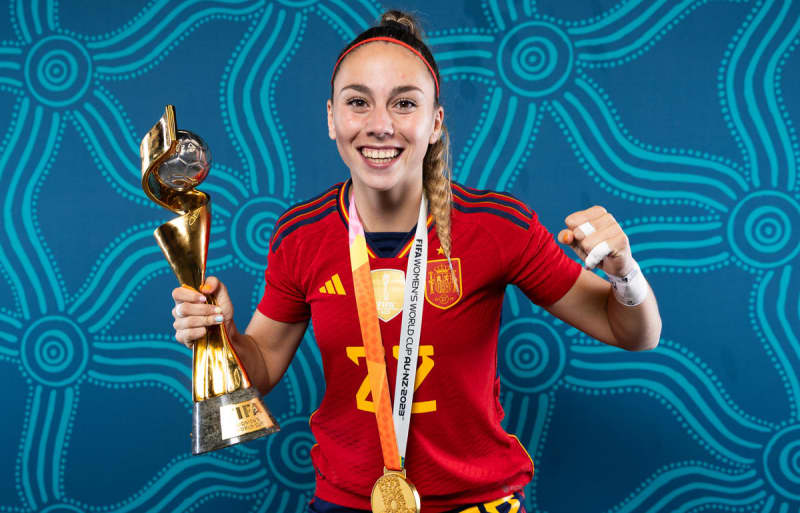 I do not agree with the statement of the Spanish women's national team players who refused to be called up to the national team, saying, ``We have to play in important tournaments as champions.''