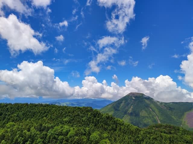 [XNUMX famous mountains that can be visited on a day trip] The vast square is full of “rocks” that you won’t believe is the summit!Another name is Suwafuji "Mt. Tateshinayama"