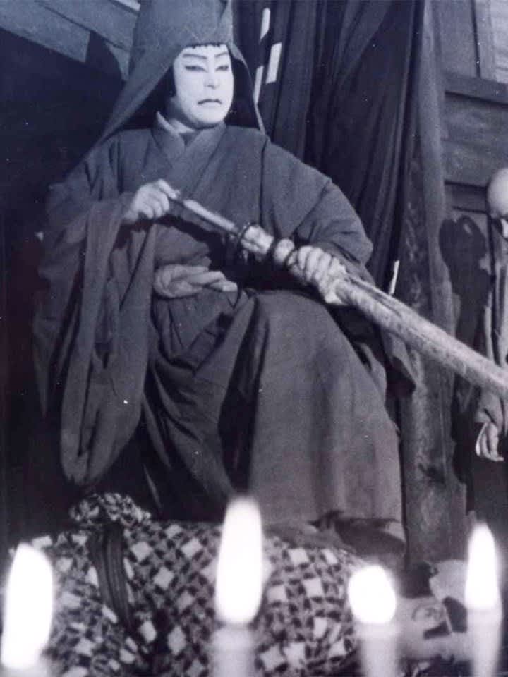 Gifu prefecture officials express gratitude and condolences to Saruo Ichikawa, who ``discovered the value of Jikabuki''
