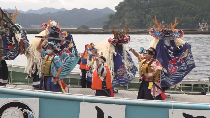 15 boats, including fishing boats built with donations from residents of Seya Ward, Yokohama City, tour the bay at the "Tugboat Festival" where tiger dances and deer dances are in full bloom...