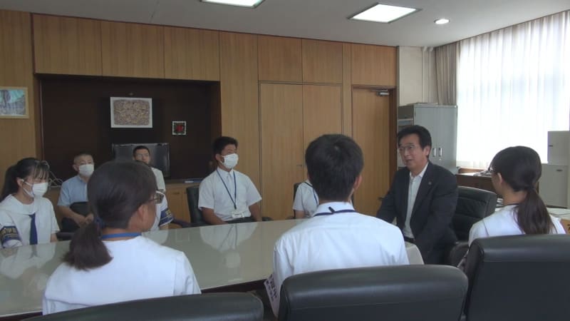 Junior high school students gain work experience and ask questions directly to the mayor at City Hall in Gunma/Fujioka City