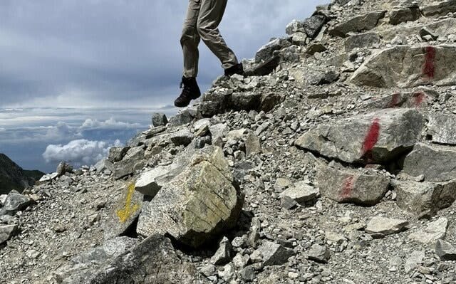 I hate climbers like this!Dangerous way of walking in the mountains: ``Encounter report'' of people who are ``hurry, messy, and unyielding''