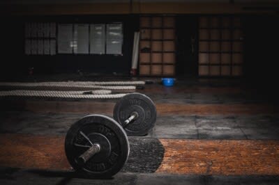 A man dies while training after a 100kg barbell falls into his throat, with no one around - Wuhan City, Hubei Province