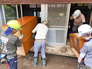 Volunteers from outside Fukushima prefecture work hard on recovery efforts in Iwaki after heavy rains in Hamadori