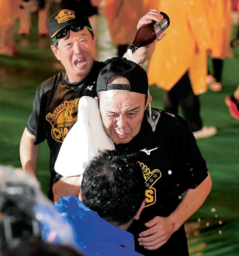 Hanshin's manager Okada and the players are so close to each other that they are drinking beer.Cole Okada's repeated calls: ``Mie-chan will be the main character...''