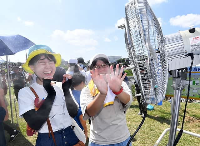 「日本一の芋煮会」暑さに会場細心　扇風機設置し水提供／テント持参も