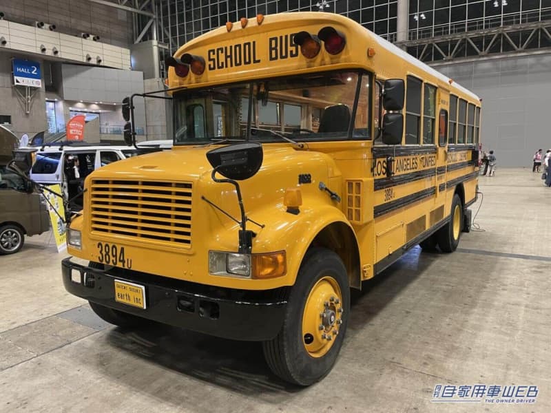 スクールバスがキャンピングカーになった！　車内はログハウスみたいな秘密基地！