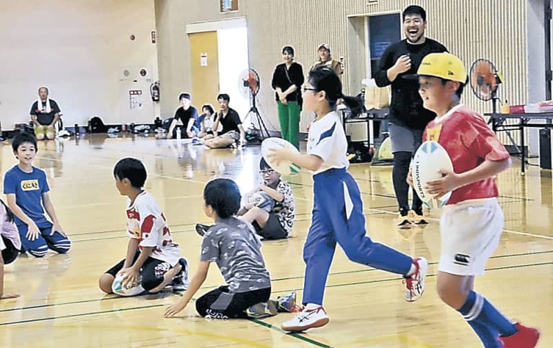畠山さん「挑戦しよう」　ラグビー元日本代表・井波で運動教室
