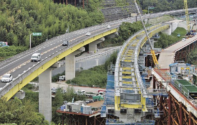 西日本高速四国支社／松山道・伊予ＩＣ～中山スマートＩＣ付近の４車線化工事が最盛期