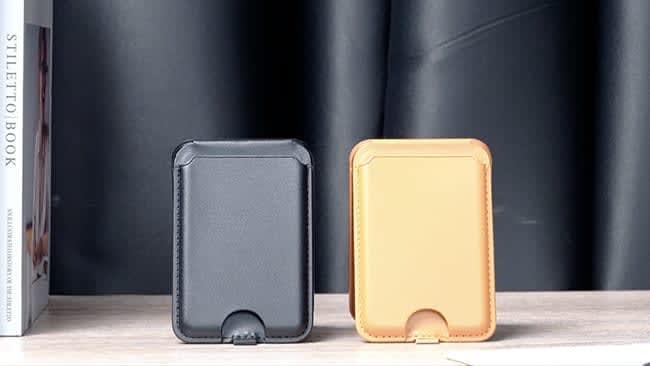 Minimal but multifunctional!“Stympro” is a card wallet that doubles as a smartphone stand and charger.