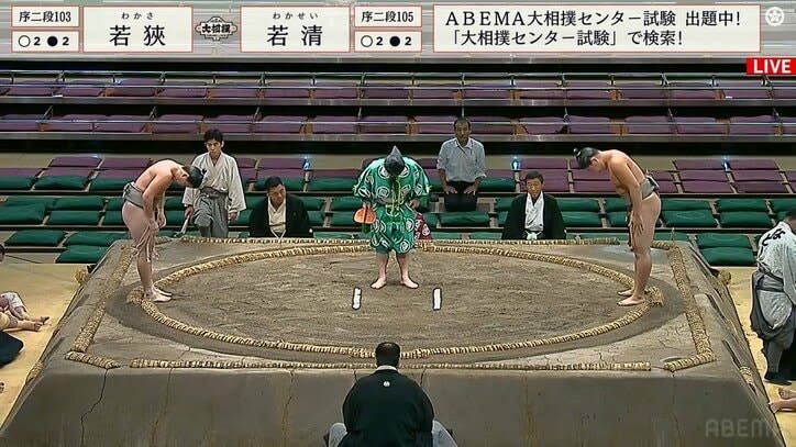 The senior gyoji looks over the novice gyoji with his zabuton moved away, and says, ``Please use the zabuton.'' ``Stoic Motoki''...