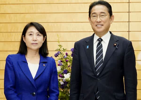 No matter how much Tomoko Yoshino, president of the Union, denies that ``(a national government/government union) is impossible,'' she is not trusted.