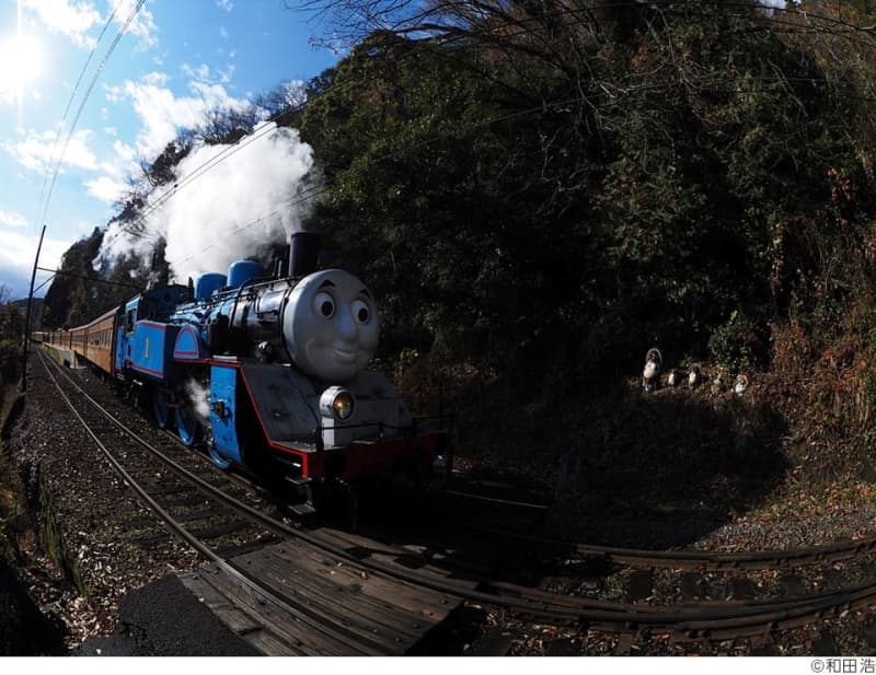 鉄道を愛する仲間たちが線路端を写した 火車撮影家集団写真展「世界の線路端から V」大阪展