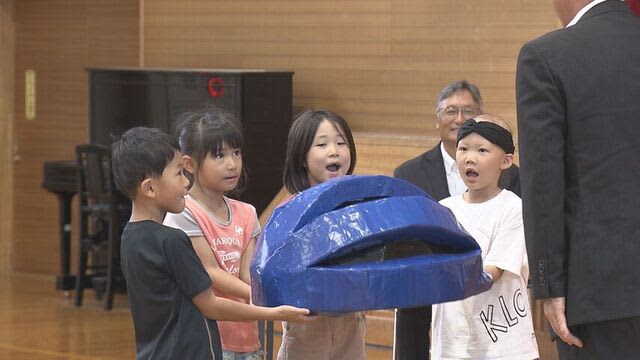 札幌の小学校で自転車用ヘルメット贈呈　“努力義務”北海道の着用率6.4％　全国39位