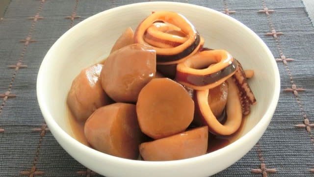 里芋の定番レシピ！里芋とイカの煮物をやわらかく仕上げるコツ