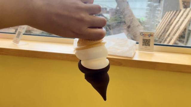 Is it okay to turn it upside down...? I can't stop being excited about this soft serve ice cream that is very popular on SNS [Sapporo]