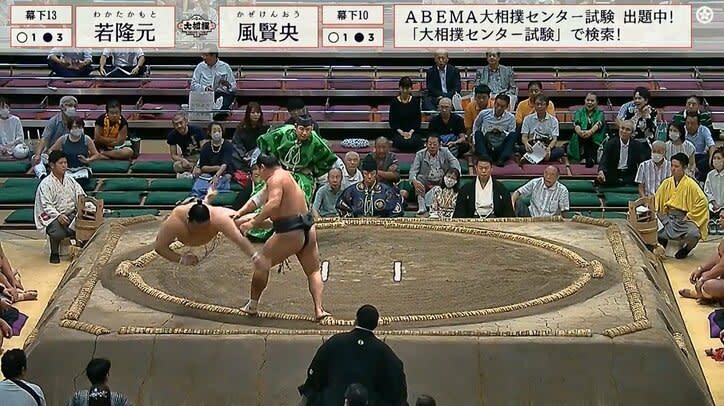 A 150kg sumo wrestler soared through the air!Surprising direct fall to the bottom of the ring. Applause for the impressive effort.