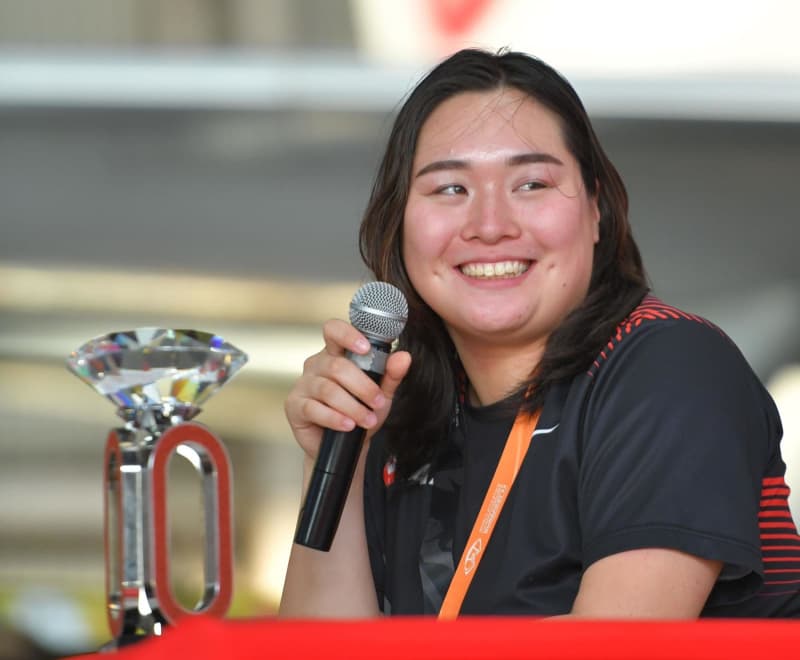 Track and field javelin thrower Haruka Kitaguchi smiles as she is presented with a "gold castella" to celebrate her gold medal. This season is coming to an end. "I'm a little short on fuel."