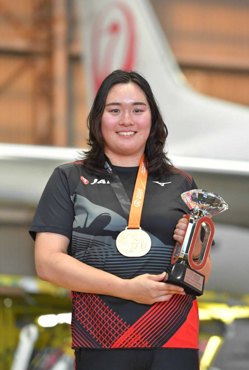 Javelin thrower Haruka Kitaguchi says, "It's been a fulfilling three and a half months." A custom-made "omedechu" gift will be given to her on her triumphant return to Japan.