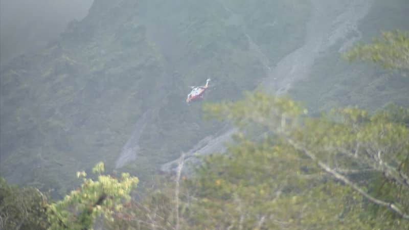 A male Self-Defense Force officer (49) climbs Mt. Ooyama alone, loses his way and falls, fractures both ankles and right shoulder. Disaster prevention helicopter rescues him. Climbing report not submitted.