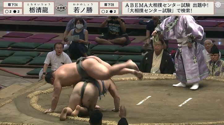 A rare showdown in which sumo wrestlers overlap like a gymnastics team "Strange way of deciding lol" "Gymnastics team" Surprising reaction