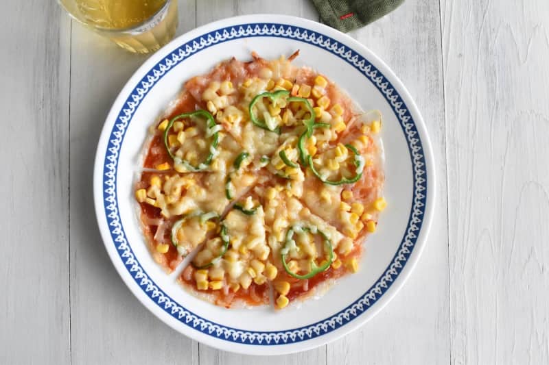 Use leftover rice paper ♪ “Frying pan pizza with lots of corn”