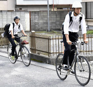 School regulations have made it commonplace... Bicycle helmets are worn by 100% of Gakuseki High School students