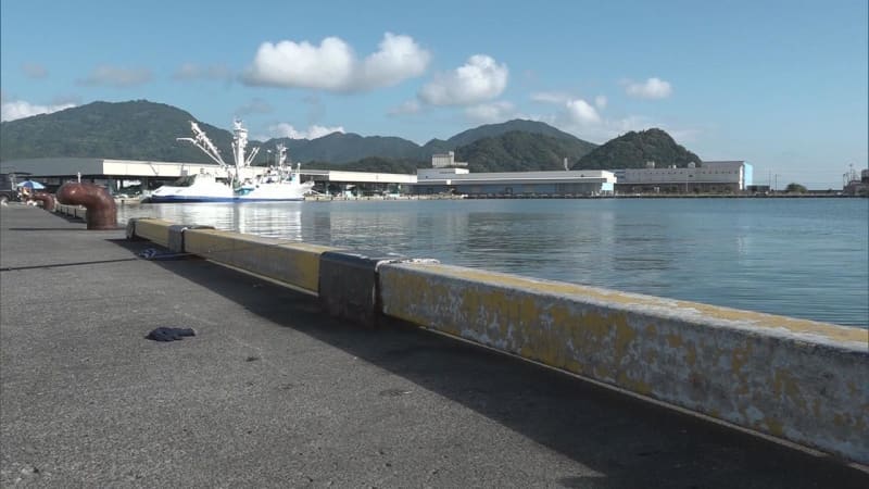 A man who fell into the sea at Yaizu Port and was in a critical condition was confirmed dead at the hospital he was transported to.