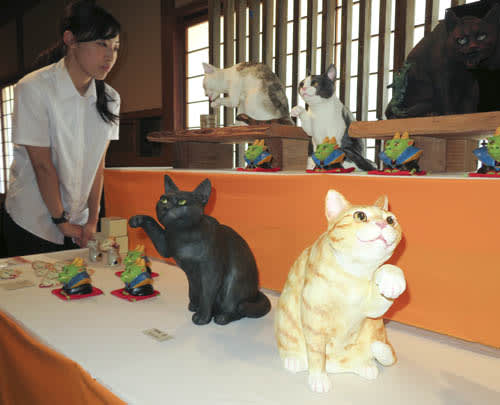 1 beckoning cats gather in Mie, Okage Yokocho, Ise