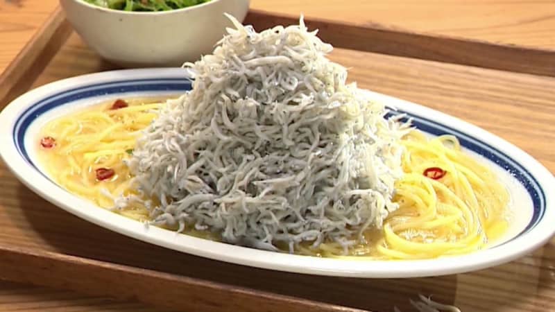 It's all piled up right in front of your eyes!"Whitebait Peperoncino", popular in Atami and full of volume
