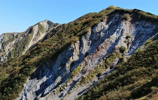 Spectacular view from the top of “9 Famous Mountains/Mt. Ooyama” and Special Natural Monument “Discovery in a large community” report in late September