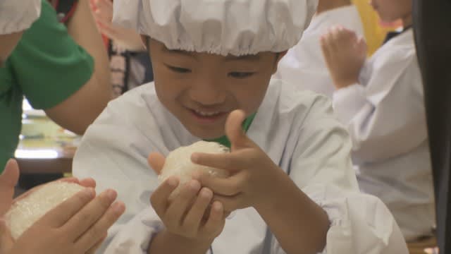 It's almost time for new rice!Kindergarteners try their hand at making rice balls in Okayama