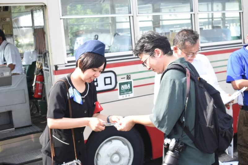 Fans from inside and outside the prefecture visit to enjoy the journey and scenery on vintage buses/Okayama, Tsuyama City, Misaki Town