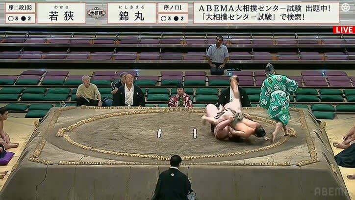 Wow, here we come! A 16-year-old young wrestler gets close to the ring when a giant man rolls over him, ``His evasive ability is amazing.''