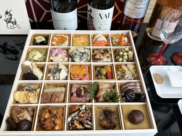 The trend is “desire osechi”! ?I saw 2024 Osechi at Daimaru Umeda store