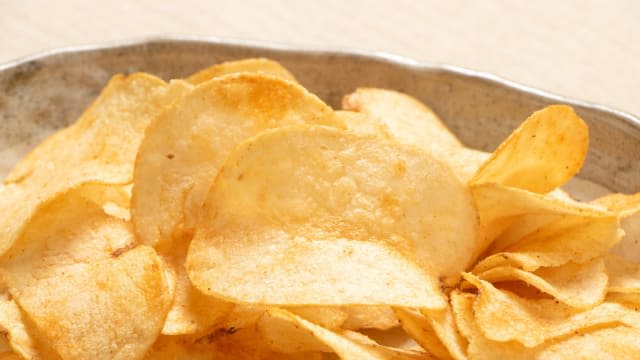 Calbee and Koikeya...Why is there a big difference in the stock price movements of the two giants in the potato chip world?