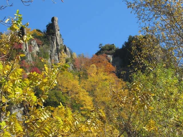 “Too perfect” Autumn scenery! "Autumn leaves & gorge & waterfall" Early October "Mt. Taisetsuzan hiking" report