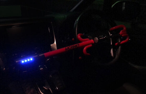 光で威嚇！車両盗難対策に有効な4連青色LEDスキャナー付ホーネットハンドルロックを2023年1…