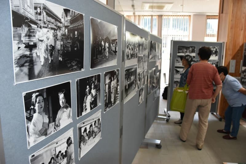 A woman in a kimono attending a coming-of-age ceremony, a school event... An exhibition of photographs taken in Ashio, the year the mine closed, 100 photographs of young people...