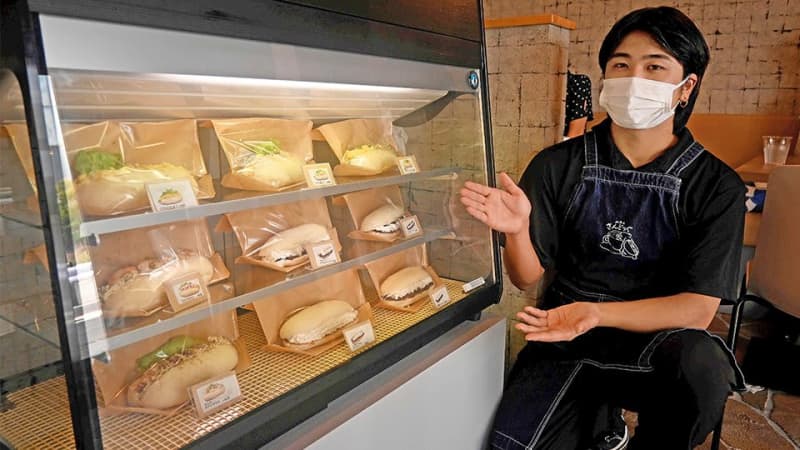 Fluffy “white coppébread” popular hot dog with curry mayo secret ingredient
