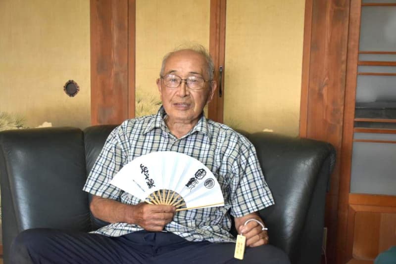 Sakae Iwamatsu of Tsuchiura, Ibaraki, reaches the summit of Mt. Fuji at age 91. Continues farming and swimming. ``Challenge even at 100 years old.''