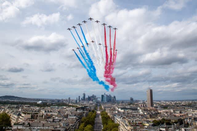 Amazing!British-French joint flypast over Paris during King Charles' visit to France