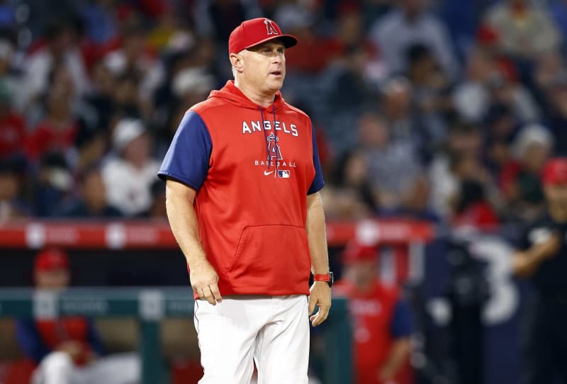 Angels manager Estevez collapses and loses by walk-off, manager Nevin says, ``It was a frustrating game.''