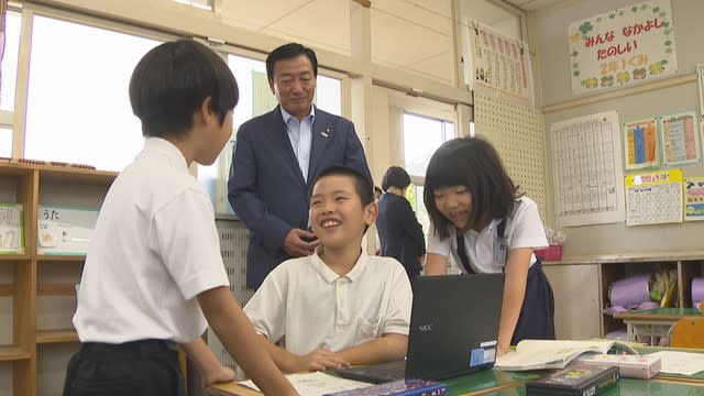 Mayor Takamatsu visits an elementary school to understand the actual situation in the educational field and observes the reactions of children as they use a tablet device for each child